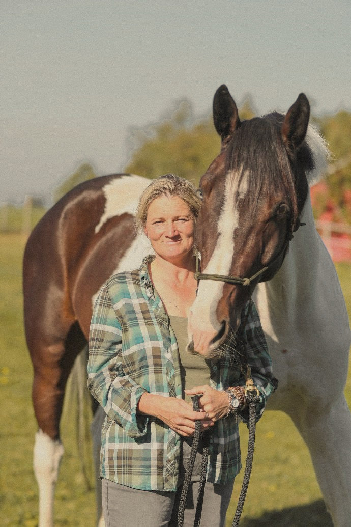 Karin mit ihrem Schecken auf der Weide